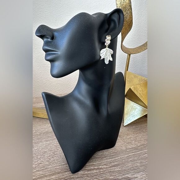 WhiteādropāearringsāA230 - Picture 4 of 4